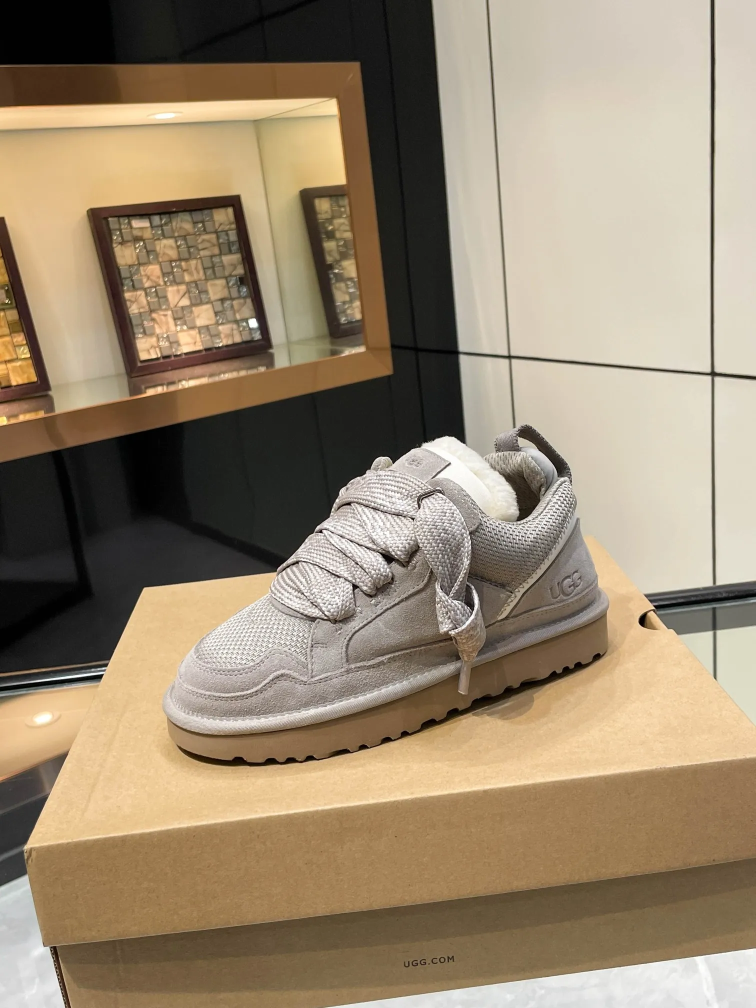 Men's men's shoes pP540! UGG~25vs popular platform thick-soled casual shoes series... [Round-toe thick-soled casual shoes] A shoe that does not clash with shirts, simple partition design ➕ spotted outsole, silk curls on the upper, a must-have for autumn and winter, can be worn with any pants or skirt, very comfortable and beautiful on the feet... ❶Material: Original customized cow ➕Breathable mesh ❷Inner lining: Original customized wool ❸ Foot pads: Original customized sheepskin ❹Outsole: Original molded wear-resistant velvet foam outsole ❺Number of codes: 35-41 ❻Packaging: Original full set of packaging ☀Color: Official website updated simultaneously